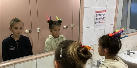 Powiększ grafikę: Dziewczynki z kl 4 w lustrze.