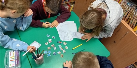 Powiększ grafikę: Uczniowie przy projektowaniu.