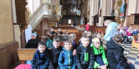 Powiększ grafikę: Uczniowie w ławkach w Katedrze.