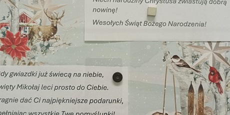 Powiększ grafikę: Przykładowe życzenia świąteczne na tablicy przy bibliotece.