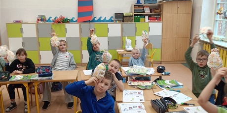 Powiększ grafikę: Klasa 2a z pisankami.