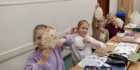 Powiększ grafikę: Klasa 2a z pisankami.