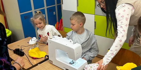 Powiększ grafikę: Szycie na maszynie.