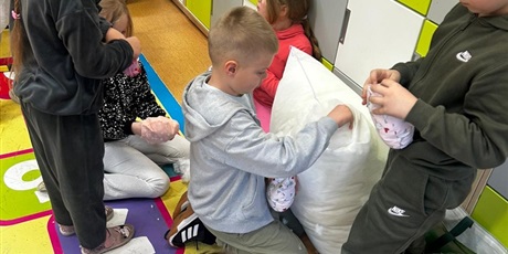 Powiększ grafikę: Wypełnianie pisanek.