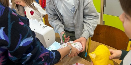 Powiększ grafikę: Szycie na maszynie.