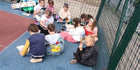Powiększ grafikę: Klasa 1b czyta.