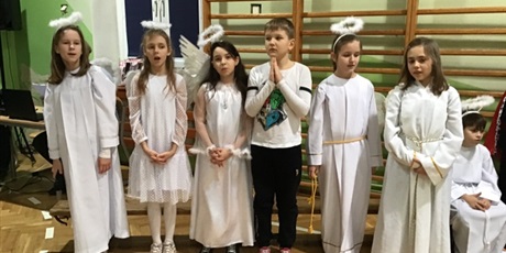 Powiększ grafikę: Aniołowie śpiewają piosenkę o Świętej Rodzinie.