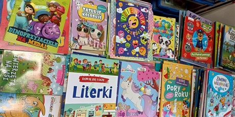 Powiększ grafikę: Książki na kiermaszu.