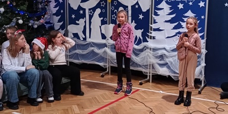 Powiększ grafikę: Klasa 2b śpiewa piosenkę o Mikołaju.