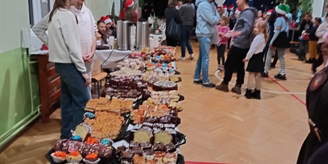 Powiększ grafikę: Stoiska z ciastem.