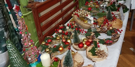 Powiększ grafikę: Stoisko z ozdobami.