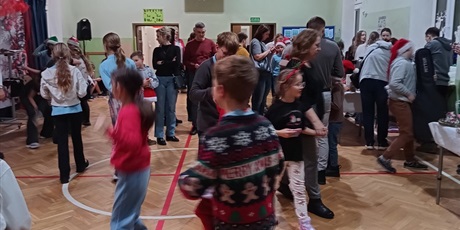 Powiększ grafikę: Na sali gimnastycznej.