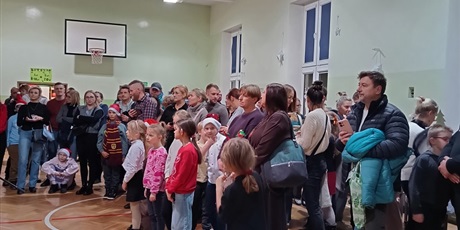 Powiększ grafikę: Rodzice z dziećmi.