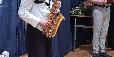 Powiększ grafikę: Kolęda grana na saksofonie przez uczennicę klasy 6a.