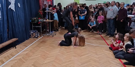 Powiększ grafikę: Występ uczennic klasy 4a.