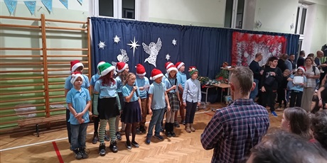 Powiększ grafikę: Występ uczniów klasy 4b.