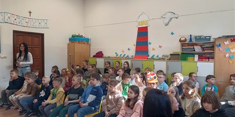 Powiększ grafikę: Oczekujący na konkurs uczniowie.