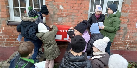 Powiększ grafikę: Wrzucanie listów.