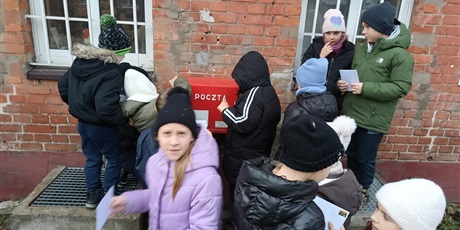 Powiększ grafikę: Wrzucanie listów.