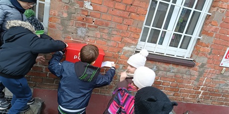 Powiększ grafikę: Wrzucanie listów.