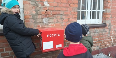 Powiększ grafikę: Wrzucanie listów do skrzynki.