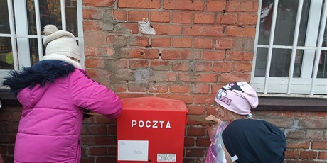 Powiększ grafikę: Wrzucanie listu.