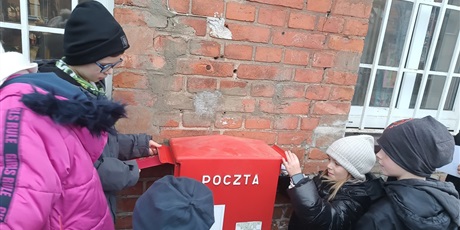 Powiększ grafikę: Wrzucanie listu.