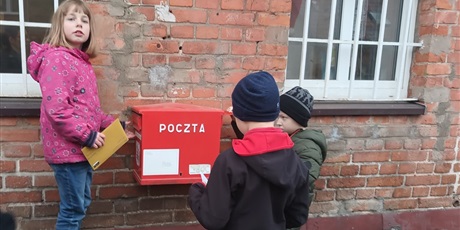 Powiększ grafikę: Wrzucanie listu.