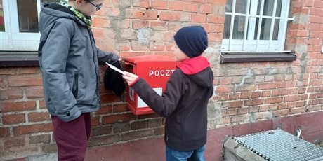 Powiększ grafikę: Wrzucanie listu.