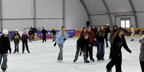 Powiększ grafikę: Na lodowisku.