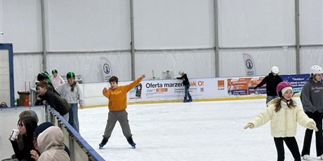 Powiększ grafikę: Na lodowisku.