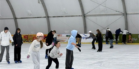 Powiększ grafikę: Na lodowisku.