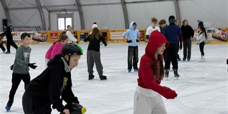 Powiększ grafikę: Na lodowisku.