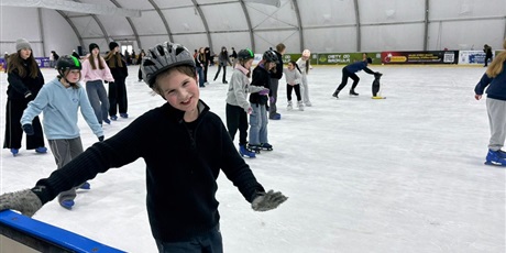 Powiększ grafikę: Na lodowisku.