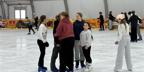 Powiększ grafikę: Na lodowisku.