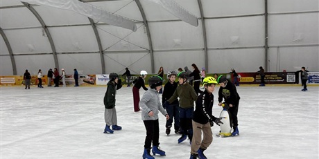 Powiększ grafikę: Na lodowisku.