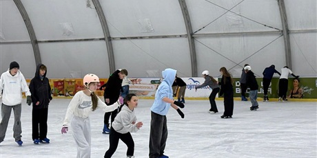 Powiększ grafikę: Na lodowisku.