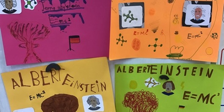 Powiększ grafikę: Plakaty o Albercie Einsteinie.