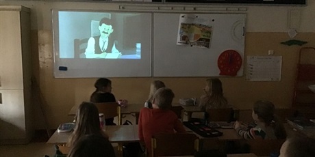 Powiększ grafikę: Klasa 2a ogląda film o Einsteinie.