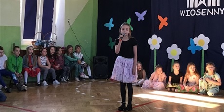Powiększ grafikę: Uczennica kl III śpiewa piosenkę " Sofia"