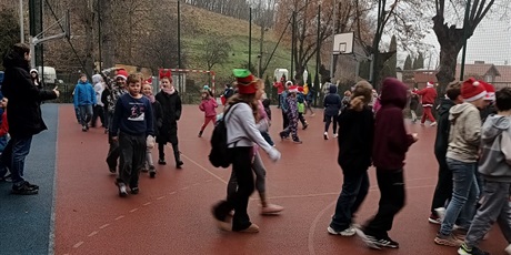 Powiększ grafikę: Parada Mikołajów na boisku.