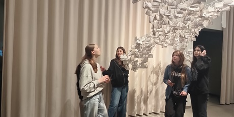 Powiększ grafikę: Instalacja gołębia pokoju.