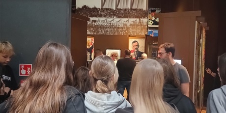 Powiększ grafikę: Oglądanie wystaw.