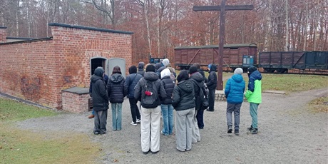 Powiększ grafikę: Słuchanie historii powstania obozu.