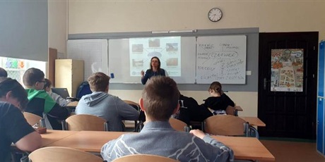 Powiększ grafikę: Uczniowie na prezentacji.