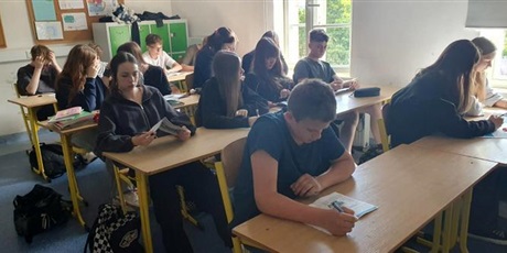 Powiększ grafikę: Klasa 7 w ławkach pracuje nad zadaniami.