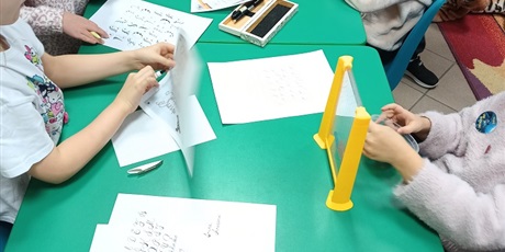 Powiększ grafikę: Piszący uczniowie.