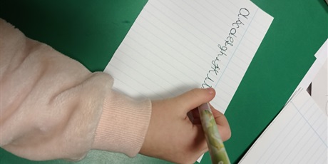 Powiększ grafikę: Uczennica klasy drugiej.