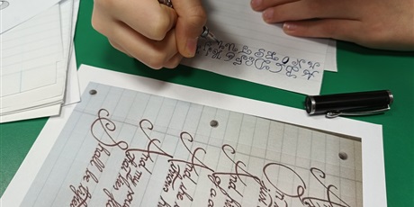 Powiększ grafikę: Pisanie alfabetu.