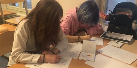 Powiększ grafikę: Uczennice piszą piórem.